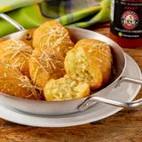 Bolinho de arroz aberto mostrando o recheio