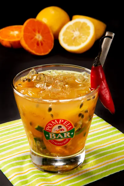 Caipirinha do Pompéia com pimenta dedo-de-moça e frutas ao fundo
