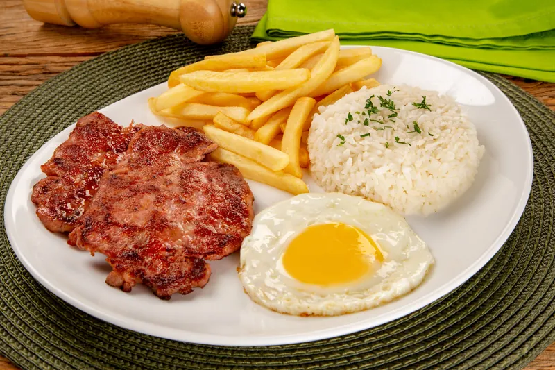 Prato de calabresa com arroz, batata frita e ovo