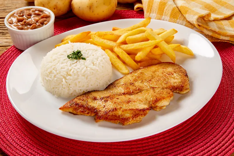 Filé de frango grelhado com arroz e batata frita