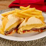 Sanduíche Gauchinho no pão francês com batata frita
