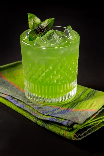 Gin Smash de manjericão
