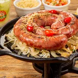 Calabresa artesanal em espiral na chapa com cebola e pimenta biquinho