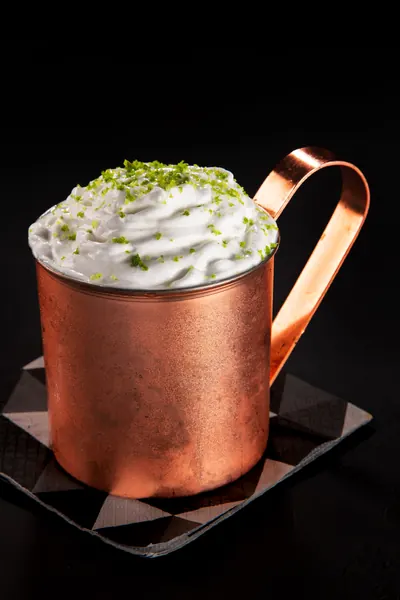 Moscow Mule na caneca de cobre com espuma de gengibre