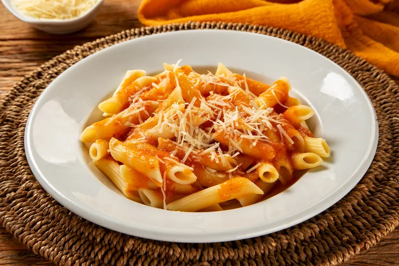 Penne ao molho sugo com parmesão