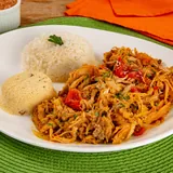 Prato de pernil desfiado com arroz e acompanhamento