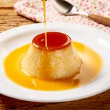 Pudim de leite com calda caramelizada